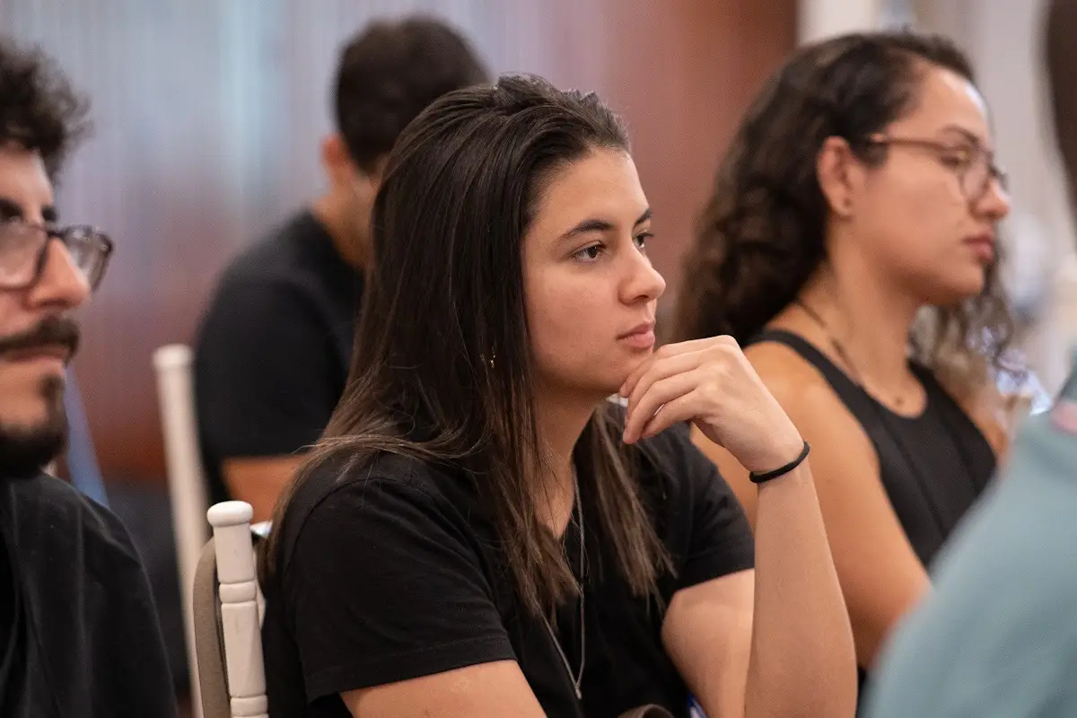 Participante atenta a uma palestra