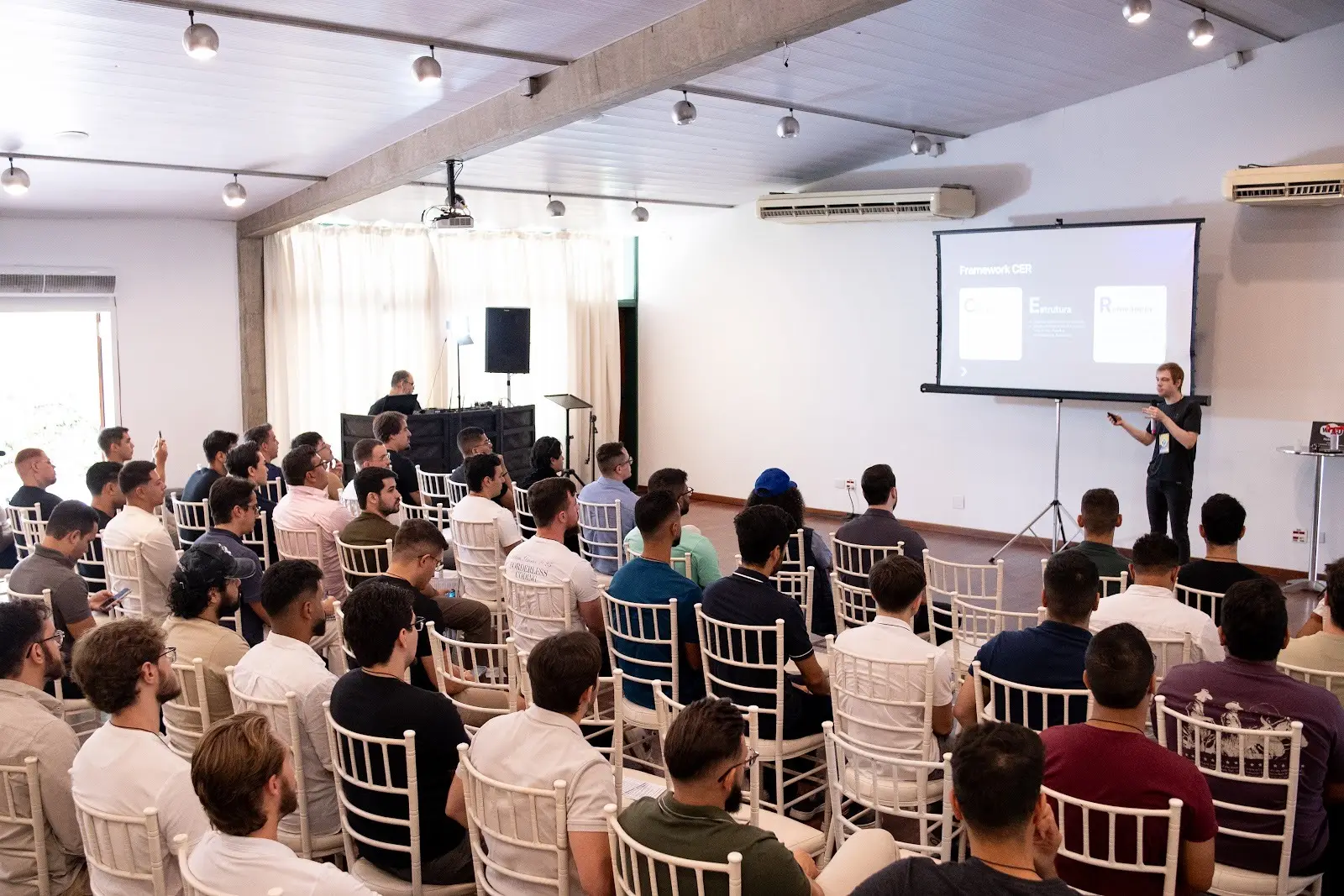 Auditório lotado durante uma palestra