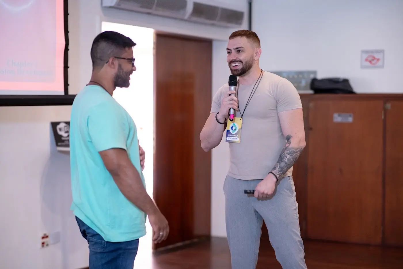 Dois palestrantes conversando no palco