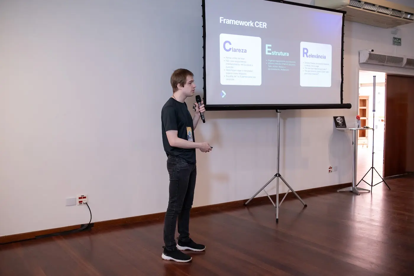 Palestrante apresentando um framework no palco da Borderless Conf